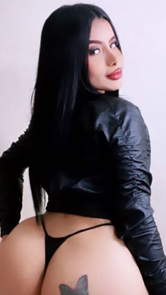 Modelo Ecuatoriana sexy posando sensual con interior negro frente a la pared